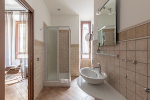 City-Vierbettzimmer | Badezimmer | Dusche, Haartrockner, Bidet, Handtücher
