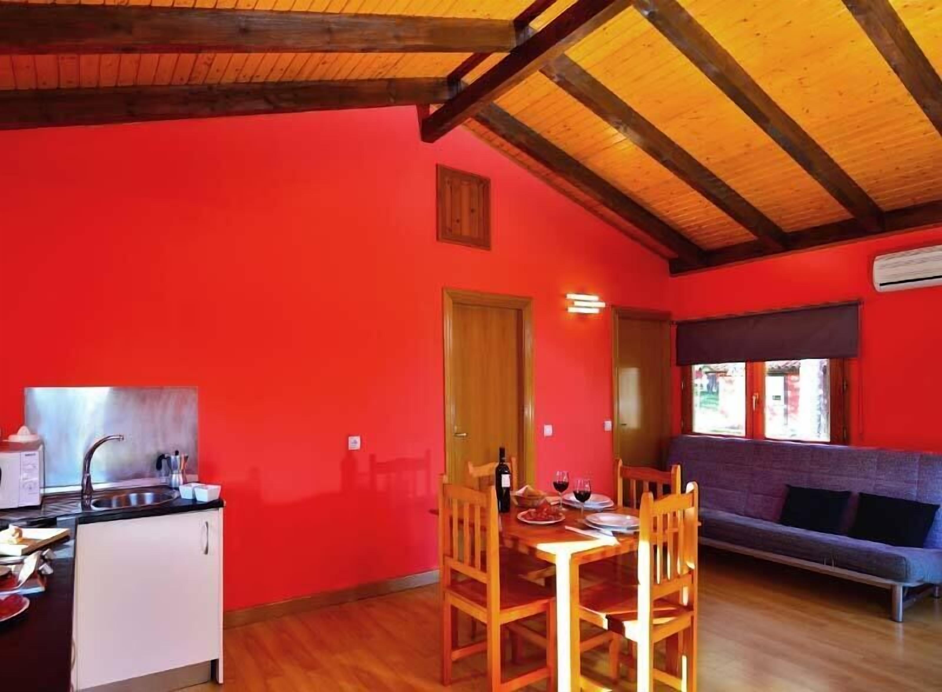 Un espacio habitable compacto con cocina, comedor y zona de estar.