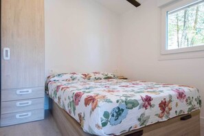 Bungalow, 2 Bedrooms (Maravilla) | Down comforters, individually furnished - Camping Urbión (Soria)