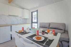 Bungalow – classic, 1 soverom | Eget kjøkken | Kjøleskap, mikrobølgeovn, kokeplater og kjøkkenutstyr