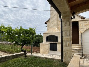 House | Property grounds - Runaway Cottage Villa (Unesic)