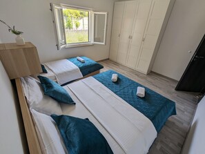 House | 2 bedrooms, iron/ironing board, free WiFi