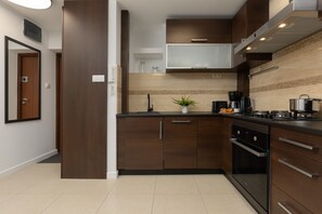Oven, dishwasher, coffee/tea maker, electric kettle - Saska Kepa Apartment by Renters (Warsaw)