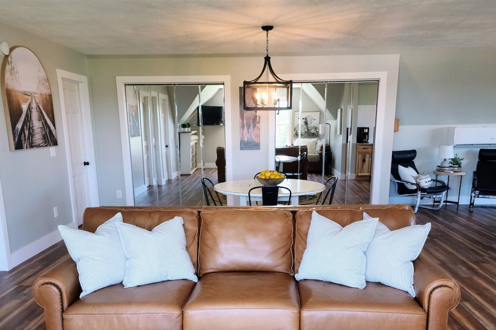 Farmhouse Loft ~ 5.5 miles from Traverse City Horse Shows!