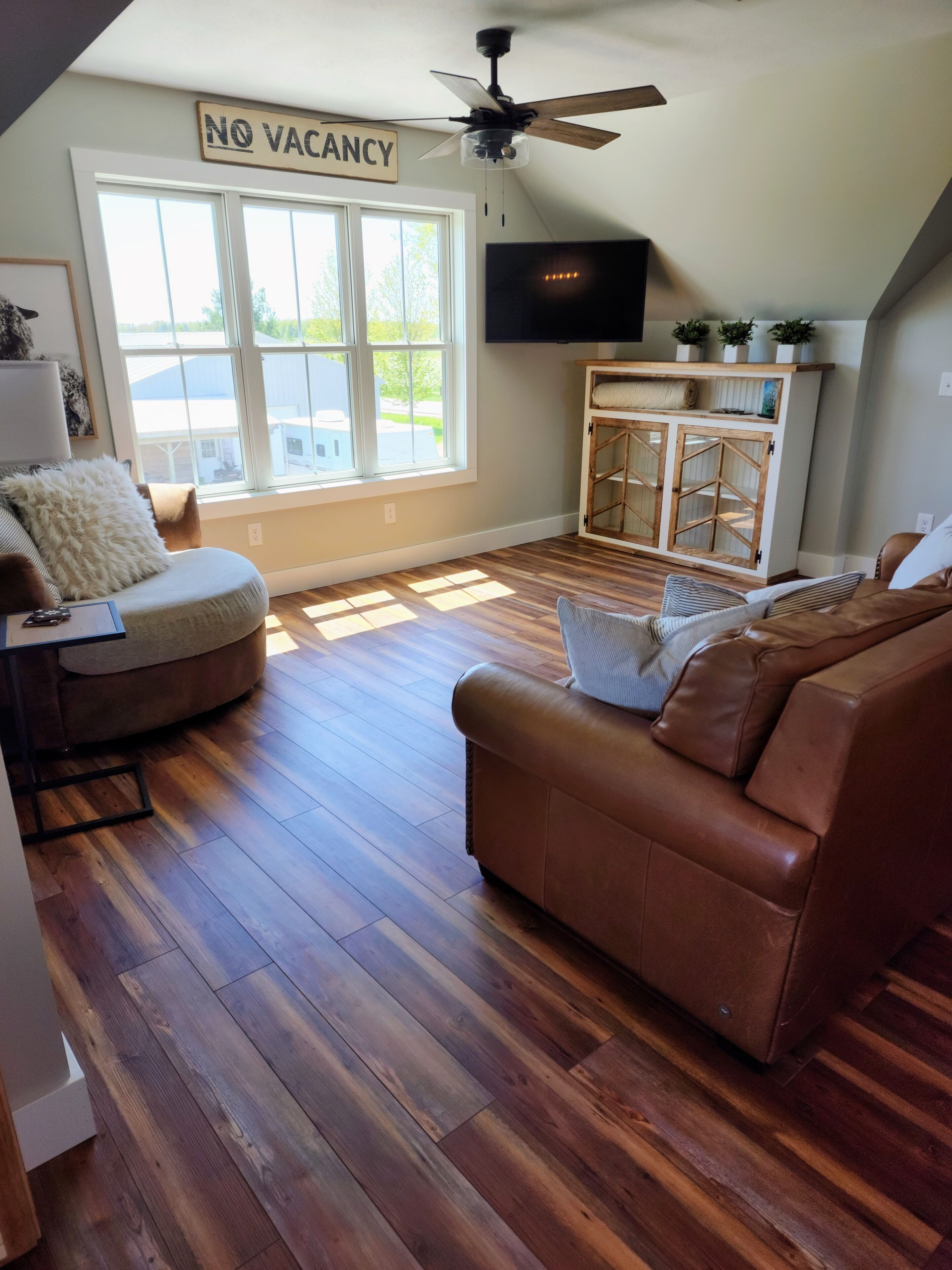 Farmhouse Loft ~ 5.5 miles from Traverse City Horse Shows!