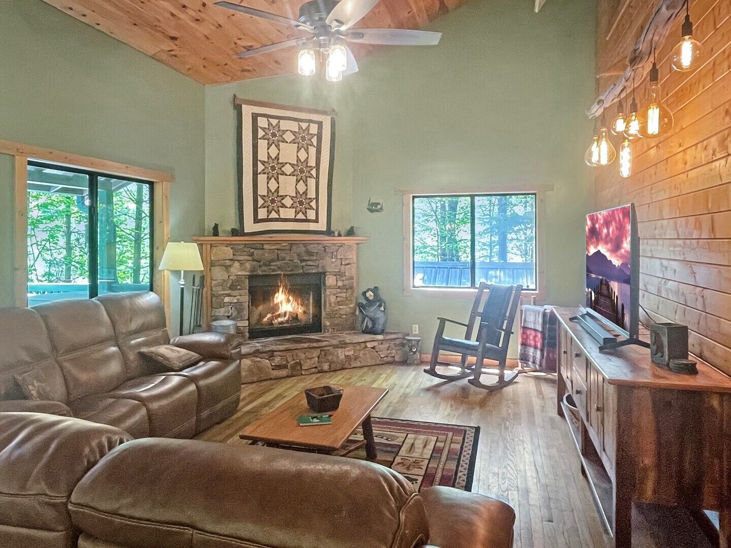 Bear's Den - Nantahala Gorge seclusion and convenience