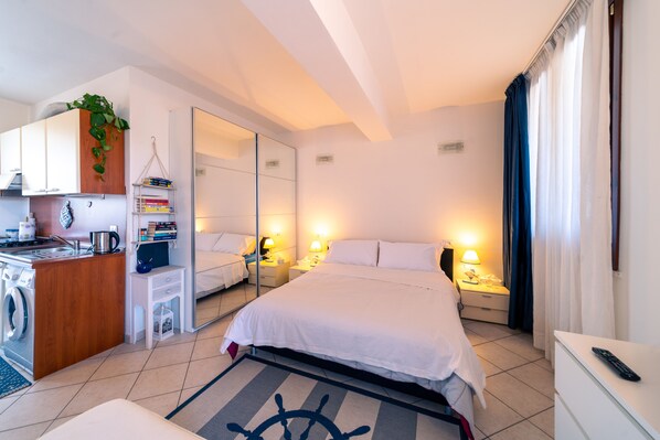 Studio Deluxe - 1 queensize-säng med bäddsoffa - icke-rökare - utsikt mot staden | Allergitestade sängkläder, skrivbord och gratis wi-fi