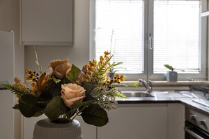 Frigorífico grande, horno, placa de cocina y utensilios de cocina