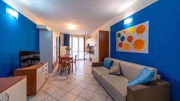 Deluxe-Apartment, 1 Schlafzimmer, Nichtraucher, Terrasse | 1 Schlafzimmer, Allergikerbettwaren, Schreibtisch, kostenloses WLAN