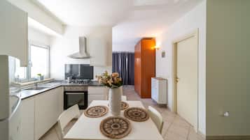 Deluxe Studio, 1 Queen Bed with Sofa bed, Non Smoking, City View | Living area