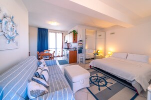 Estudio Deluxe, 1 cama de matrimonio con sofá cama, no fumadores, vistas a la ciudad | Ropa de cama hipoalergénica, escritorio, wifi gratis