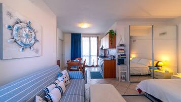 Deluxe-Studio, 1 Queen-Bett und Schlafsofa, Nichtraucher, Stadtblick | 1 Schlafzimmer, Allergikerbettwaren, Schreibtisch, kostenloses WLAN