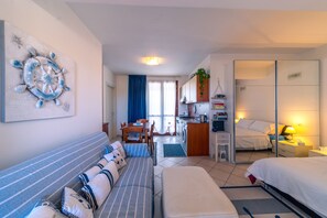 Ropa de cama hipoalergénica, escritorio y wifi gratis