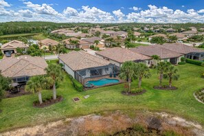 Un quartier résidentiel avec des maisons, une piscine et un lac.