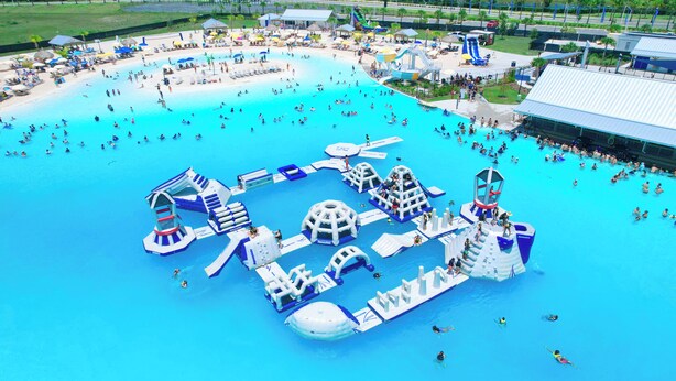 En stor vandpark med flere swimmingpools, vandrutsjebaner og oppustelige legeområder.