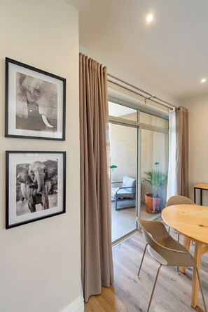 Casa geminada superluxo | Área de estar | Smart TV 44 polegadas com canais digitais, TV, Netflix
