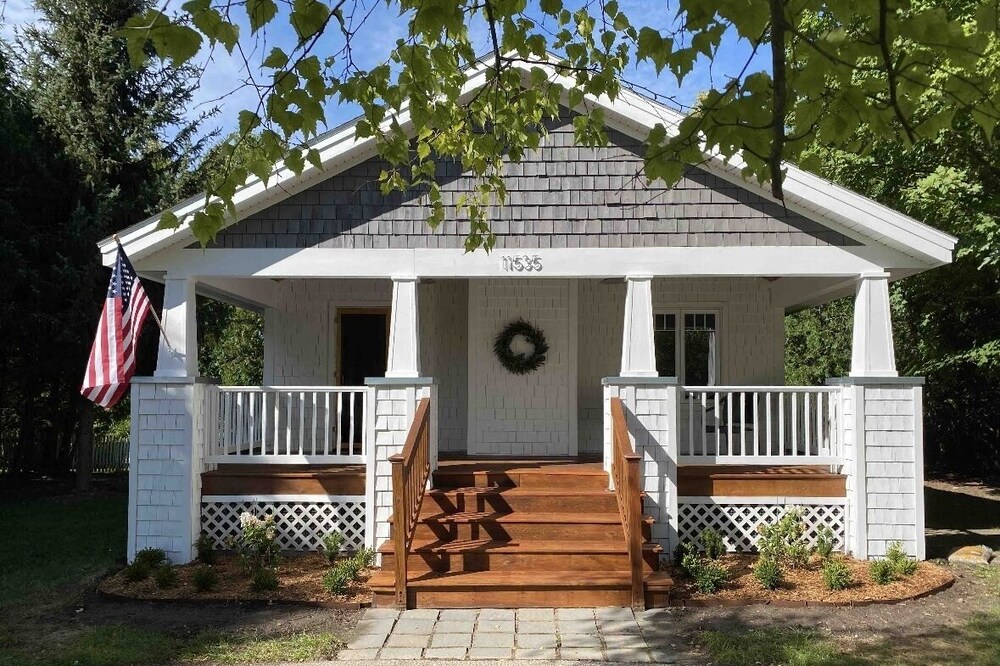 Quiet and Peaceful Bungalow close to all area amenities!