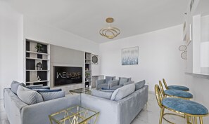 Comfort-Apartment | Wohnbereich | 50-Zoll-Smart-TV mit Kabelempfang, Fernseher, Netflix