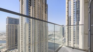 Un edificio alto con numerosi piani, ampie finestre e una vista aperta sulla città circostante.