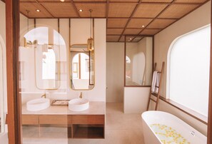 Regadera, secadora de cabello, bidet, toallas 