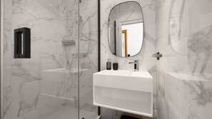 Shower, hair dryer, towels, shampoo - Le Riviera (Cannes)