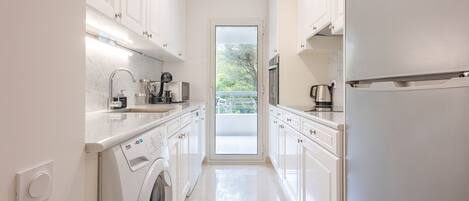 Réfrigérateur, micro-ondes, four, lave-vaisselle