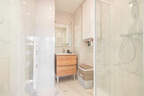 Shower, hair dryer, towels