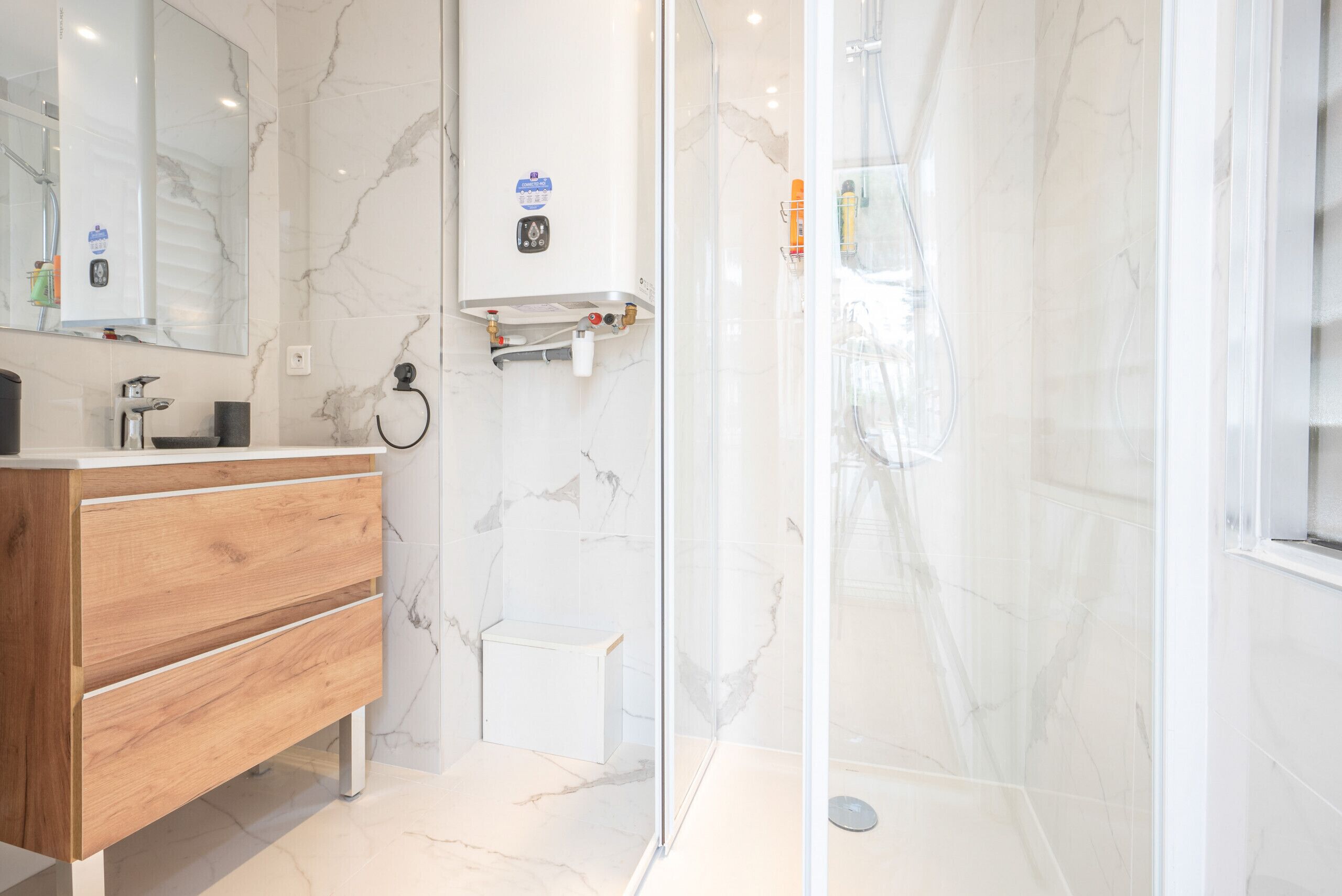 Chuveiro, secador de cabelo, toalhas de banho 