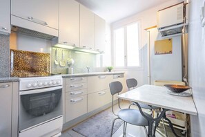 Kühlschrank, Mikrowelle, Ofen, Geschirrspüler