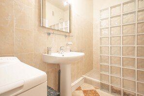 Dusche, Haartrockner, Seife, Shampoo