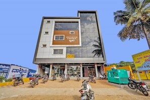 Front of property - iROOMZ Suchira Lodge (Mandya)