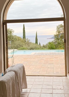 Una piscina al aire libre