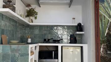 Réfrigérateur, micro-ondes, plaque de cuisson, cafetiÚre/bouilloire