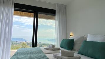 4 chambres, coffres-forts dans les chambres, bureau