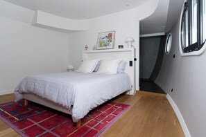 4 makuuhuonetta, työpöytä, silitysrauta/-lauta, ilmainen Wi-Fi