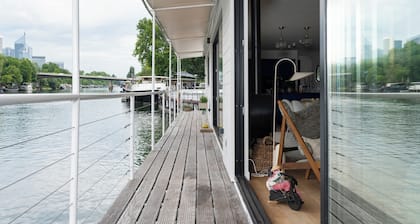 Luxury barge in Bagatelle park