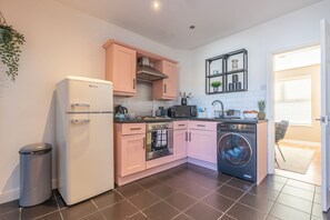 Refrigerador con freezer, microondas, horno, placa de cocina