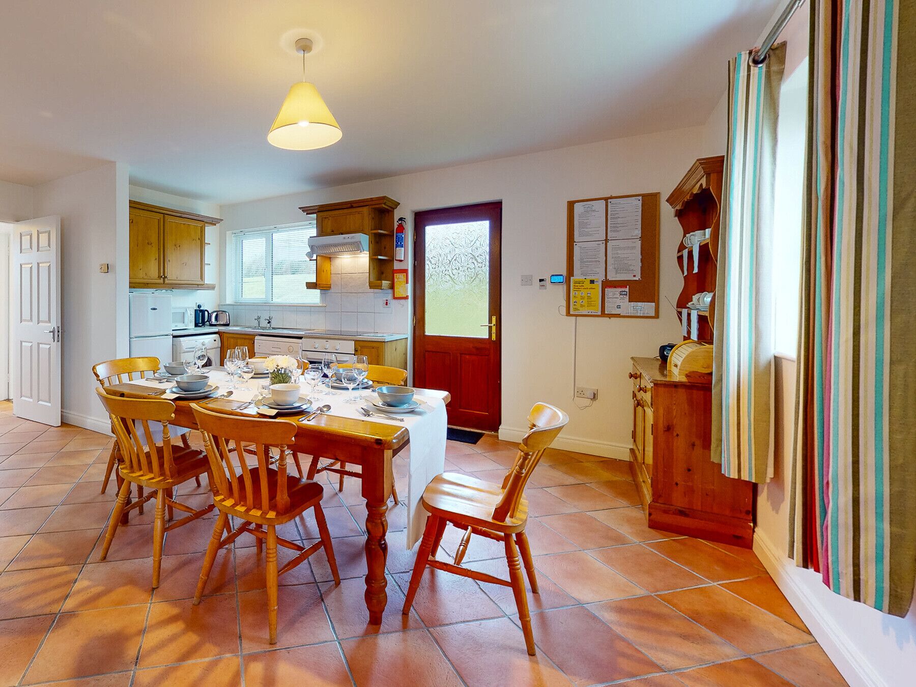 ميكروويف، ماكينة لصنع القهوة/الشاي، كرسي للأطفال