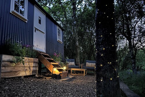 Shepherd's Hut - Sleeps 2 - Pet Friendly - Parking