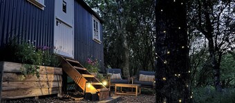 Shepherd's Hut - Sleeps 2 - Pet Friendly - Parking