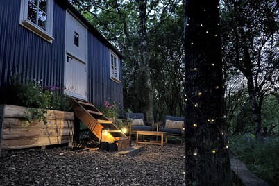 Shepherd's Hut - Sleeps 2 - Pet Friendly - Parking