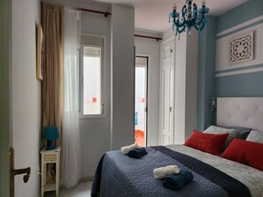 1 chambre, bureau, fer et planche à repasser, lit parapluie