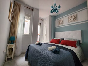 1 chambre, bureau, fer et planche à repasser, lit parapluie