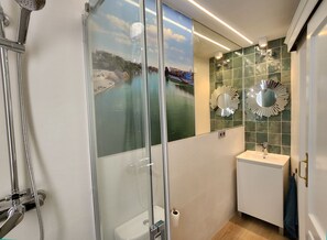 Sèche-cheveux, serviettes fournies, savon, shampoing