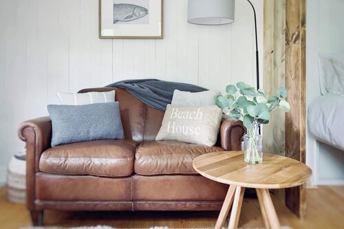 Shepherd's Hut - Sleeps 2 - Pet Friendly - Parking