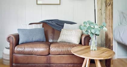 Shepherd's Hut - Sleeps 2 - Pet Friendly - Parking