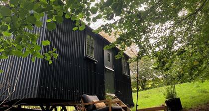 Shepherd's Hut - Sleeps 2 - Pet Friendly - Parking