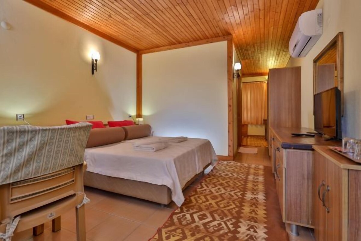Ropa de cama de alta calidad, minibar y escritorio