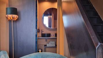 Junior-suite | Badeværelse | Bruser, brusehoved med spredningseffekt, gratis toiletartikler