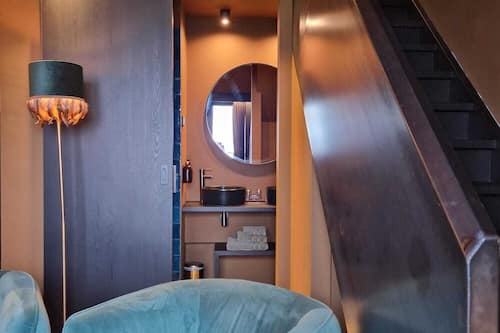 Junior Suite | Bathroom | Shower, rainfall showerhead, free toiletries, hair dryer